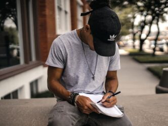 Un étudiant qui rédige sur un papier