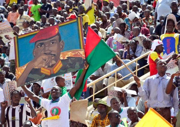 Un membre de l'opposition brandit un portrait de Thomas Sankara lors d'un meeting. AHMED OUOBA / AFP
