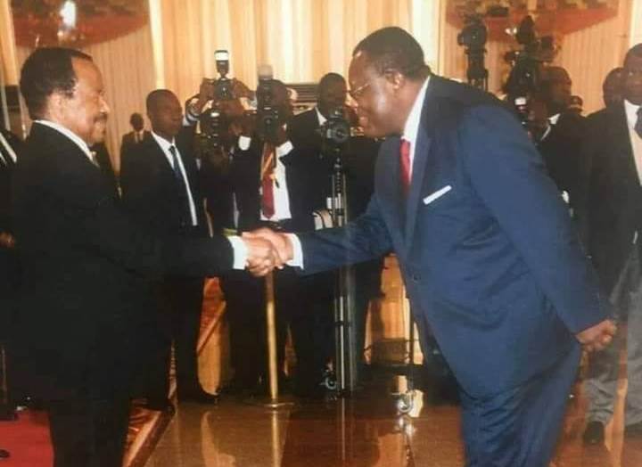 Jean de Dieu Momo saluant Paul Biya
