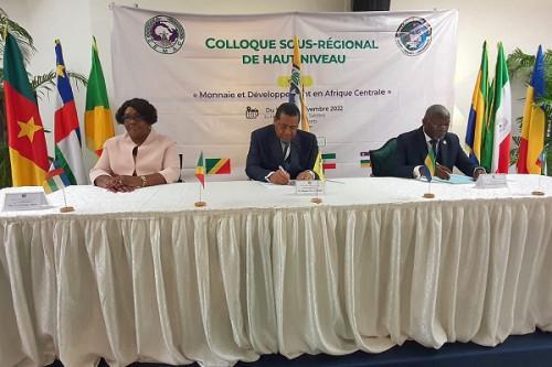 1811 18730 monnaie l avenir du fcfa en question a libreville L