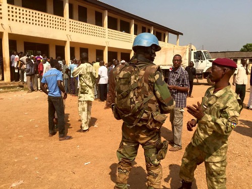 Quartier de PK5 à ‪‎Bangui‬, forte présence des soldats français et de la Minusca après des échanges de tirs avec un groupe d'hommes armés qui tentent de perturber le référendum le 13 décembre 2015. (VOA Afrique/Tatiana Mossot)