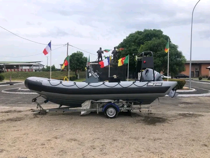 L'embarcation, don français à la Marine camerounaise.