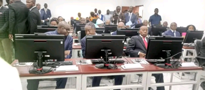 Yaoundé le 13 mai 2024 - Le Ministre d'État, Ministre de l'Enseignement supérieur dans le Centre de développement numérique de l'université de Yaoundé 2.
