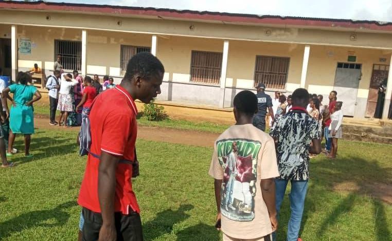 Lolodorf le 09 juin 2024 - Des candidats au Probatoire sur la cours du Lycée biligue - DR
