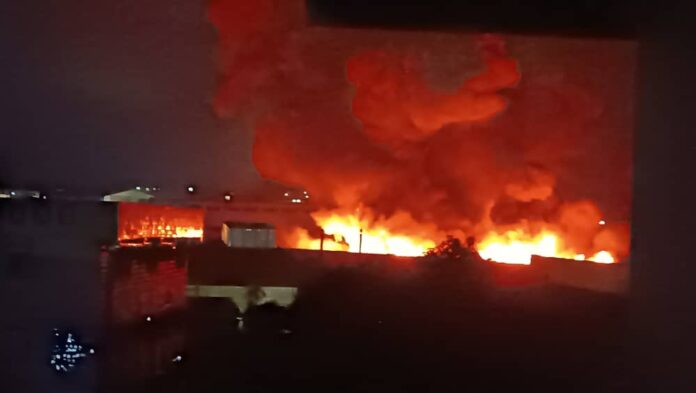 Yaoundé le 15.07.2024 - Des flammes s'attaquent aux installations de la Sofavinc au quartier Nsam - DR