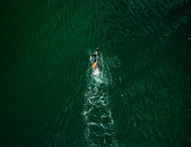 Un nageur dans l'eau