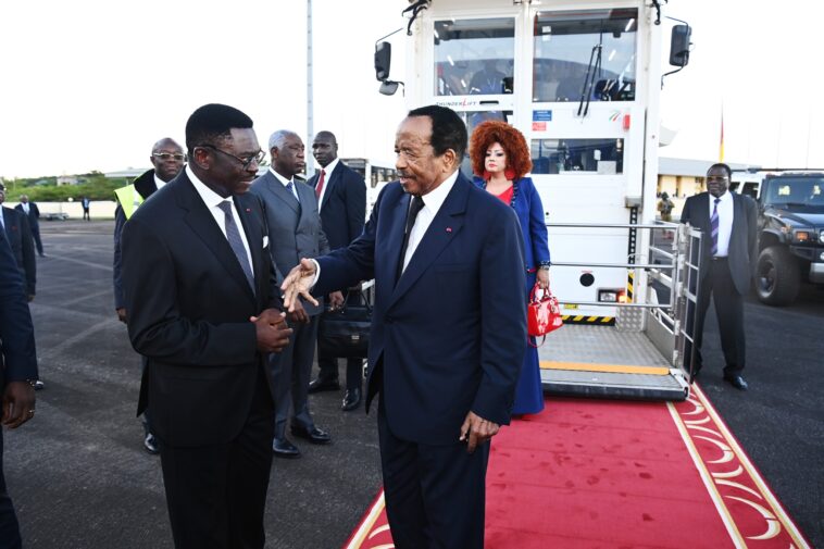 Aéroport International Yaoundé Nsimalen ce 21.10. 2024 Paul BIYA discute avec Ferdinand Ngoh Ngoh