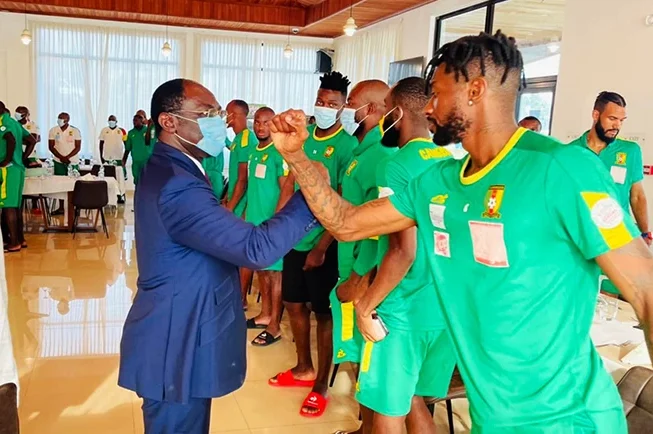Narcisse Mouelle Kombi et les Lions dans la tanière