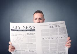 un jeune lit le journal