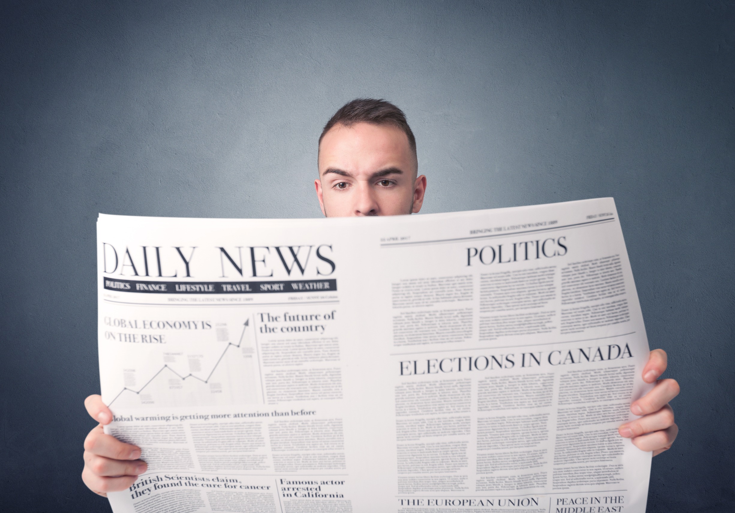 un jeune lit le journal